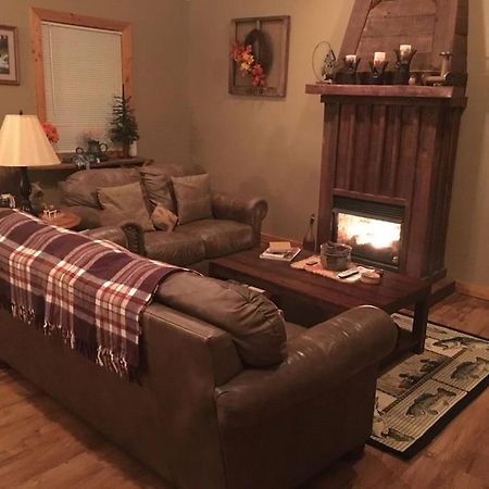 Gas Fireplace, Firepit, And Cedar Adirondack Chair Spencer 外观 照片