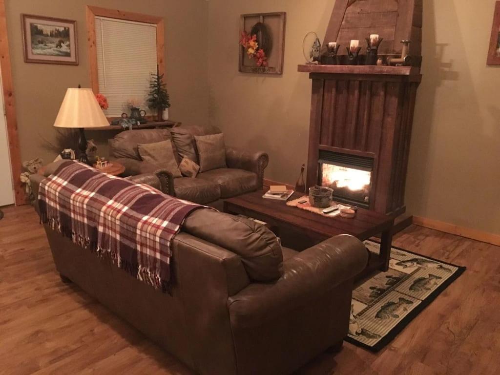Gas Fireplace, Firepit, And Cedar Adirondack Chair Spencer 外观 照片