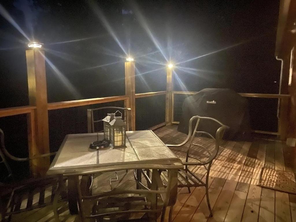 Gas Fireplace, Firepit, And Cedar Adirondack Chair Spencer 外观 照片