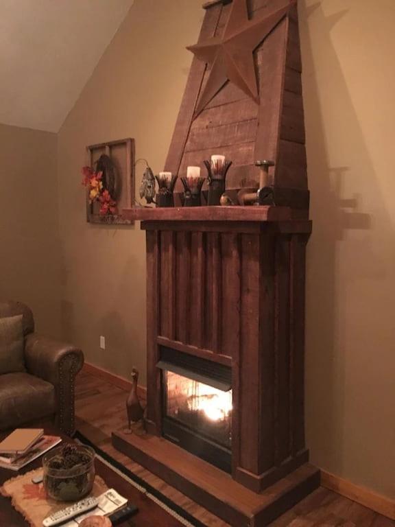 Gas Fireplace, Firepit, And Cedar Adirondack Chair Spencer 外观 照片