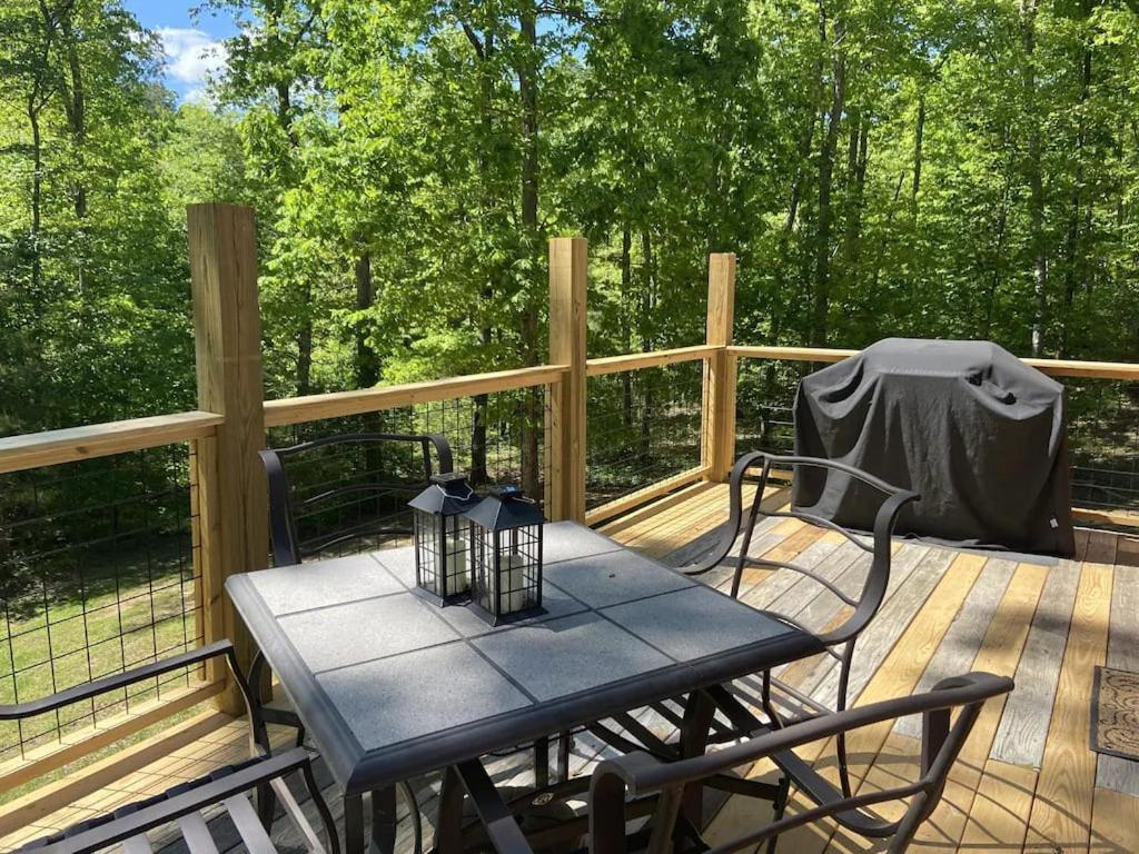 Gas Fireplace, Firepit, And Cedar Adirondack Chair Spencer 外观 照片